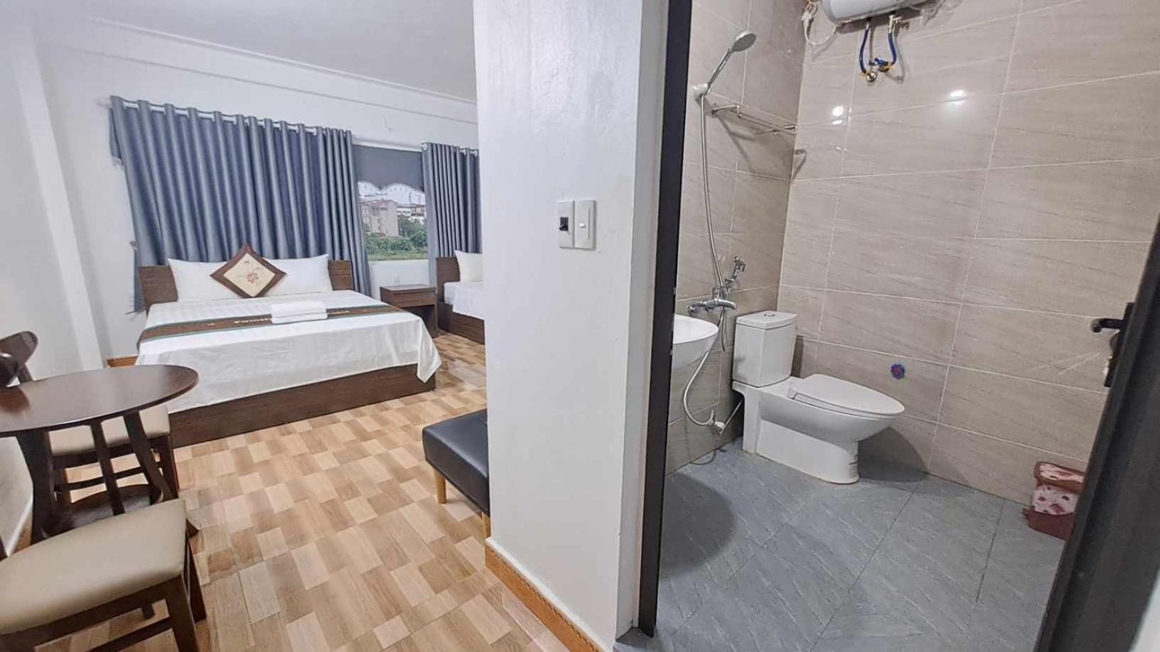 Family Transit Hotel Thach Loi Exteriör bild