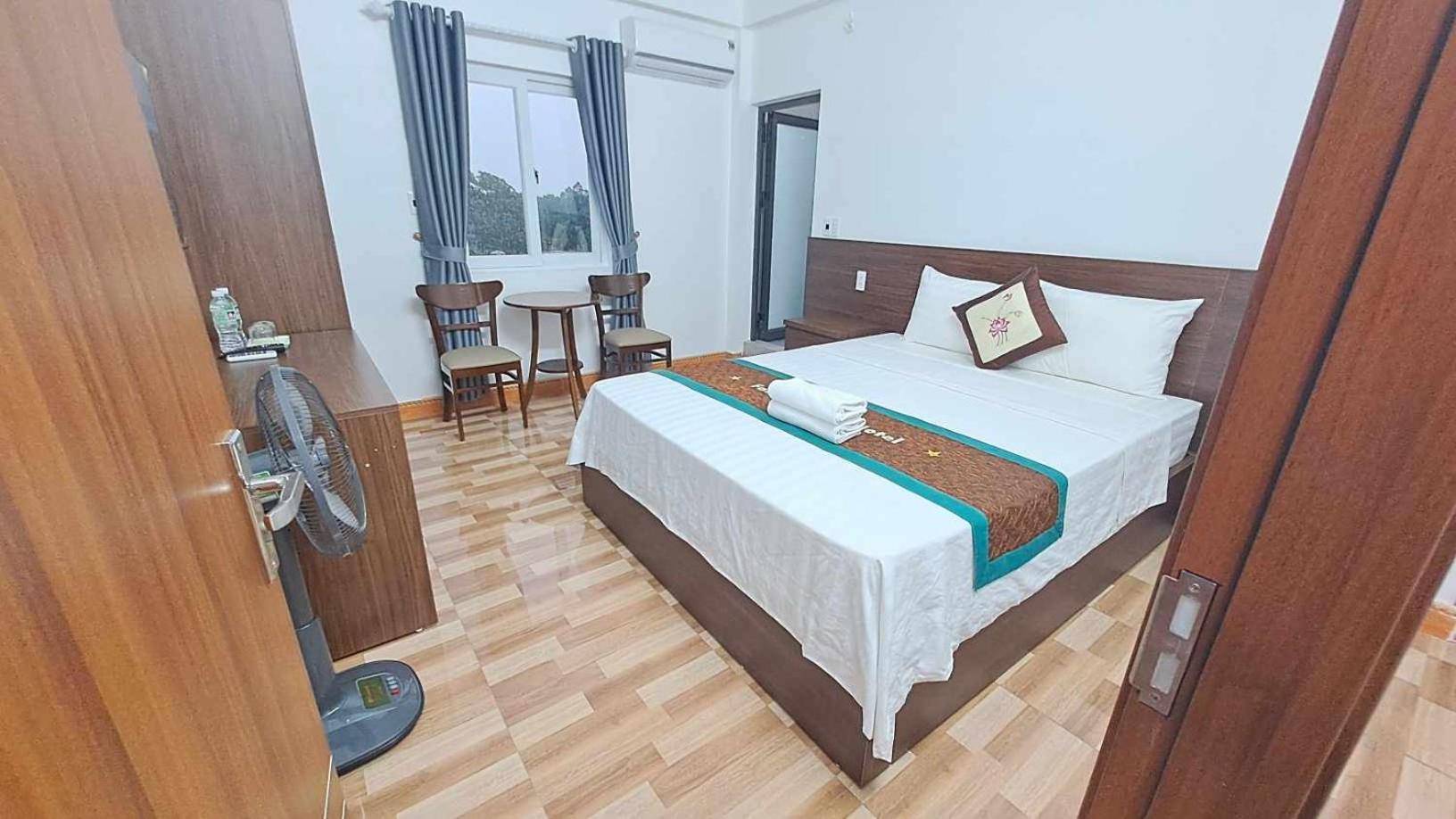 Family Transit Hotel Thach Loi Exteriör bild