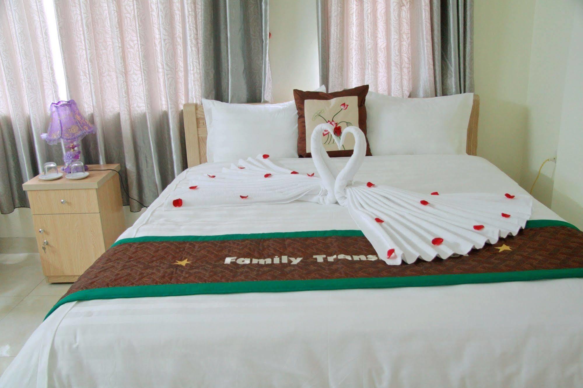 Family Transit Hotel Thach Loi Exteriör bild