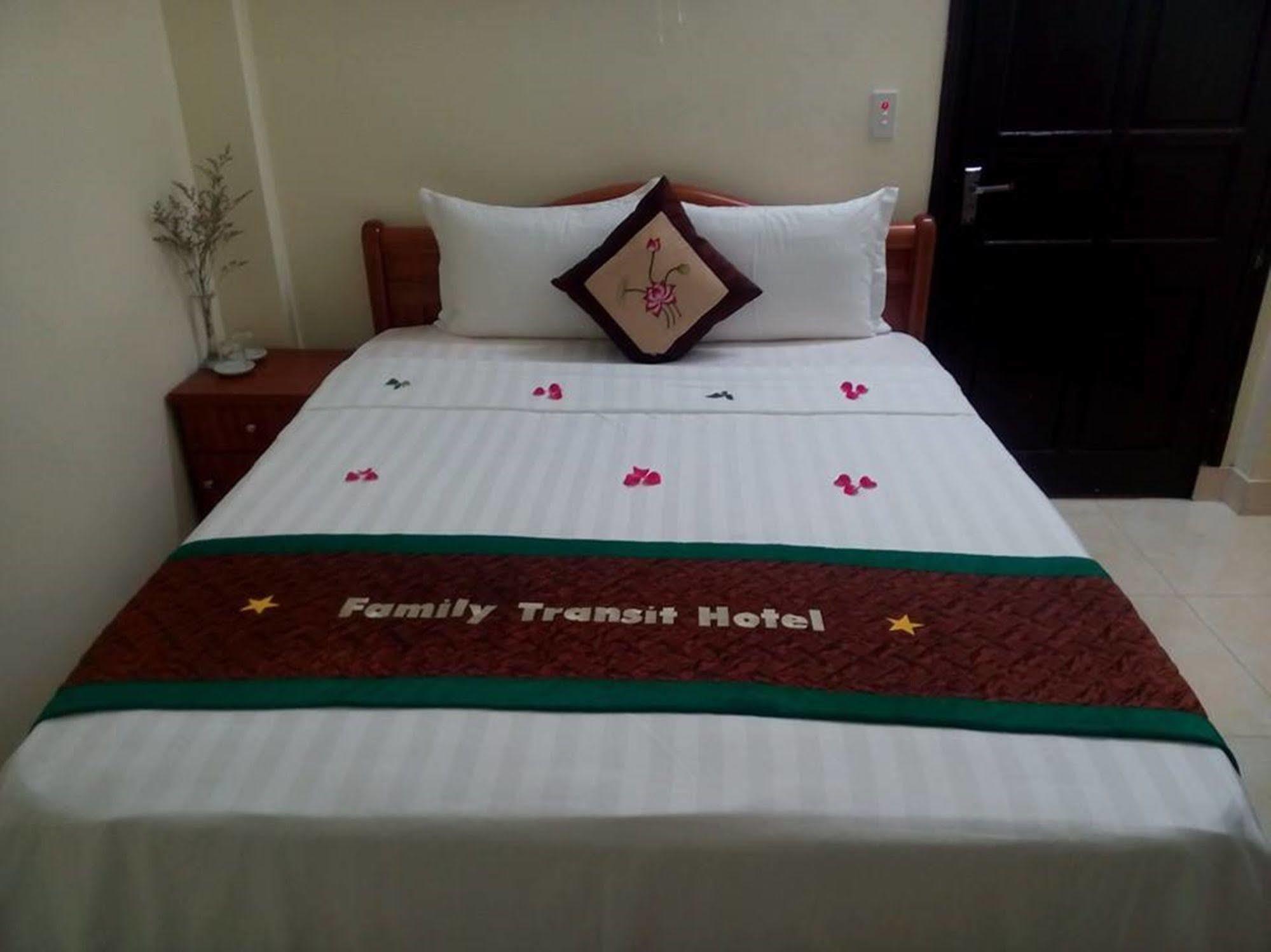 Family Transit Hotel Thach Loi Exteriör bild