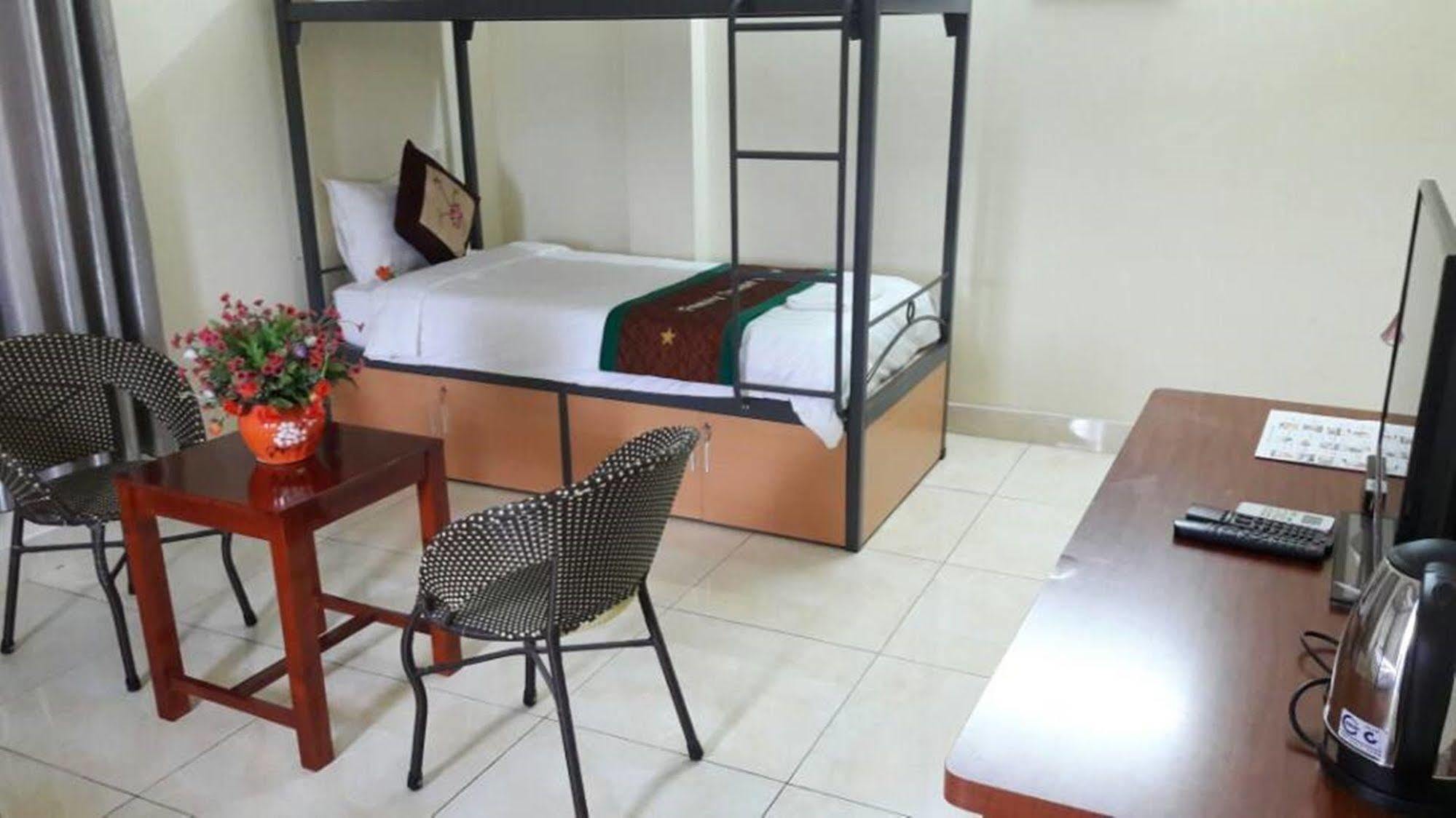 Family Transit Hotel Thach Loi Exteriör bild